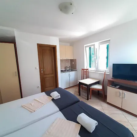 Aparthotel Penava, Private Beach, Pool And 7min To 3*