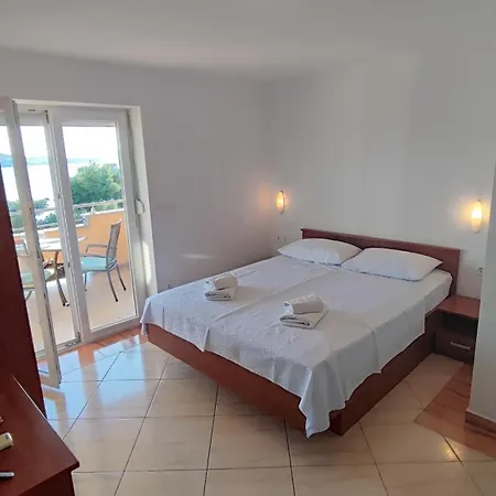 Aparthotel Penava, Private Beach, Pool And 7min To Trogir