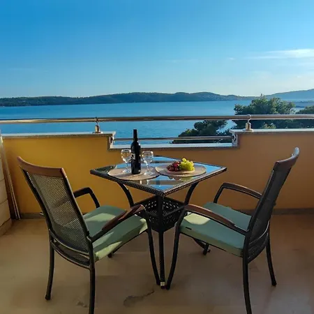 Penava, Private Beach, Pool And 7min To Aparthotel Trogir