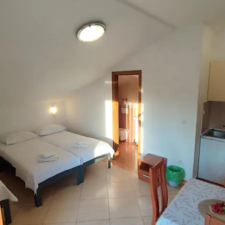 Penava, Private Beach, Pool And 7min To Aparthotel Trogir