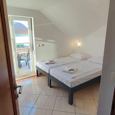 Penava, Private Beach, Pool And 7min To Aparthotel Trogir