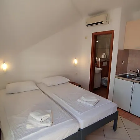 Penava, Private Beach, Pool And 7min To شقة فندقية